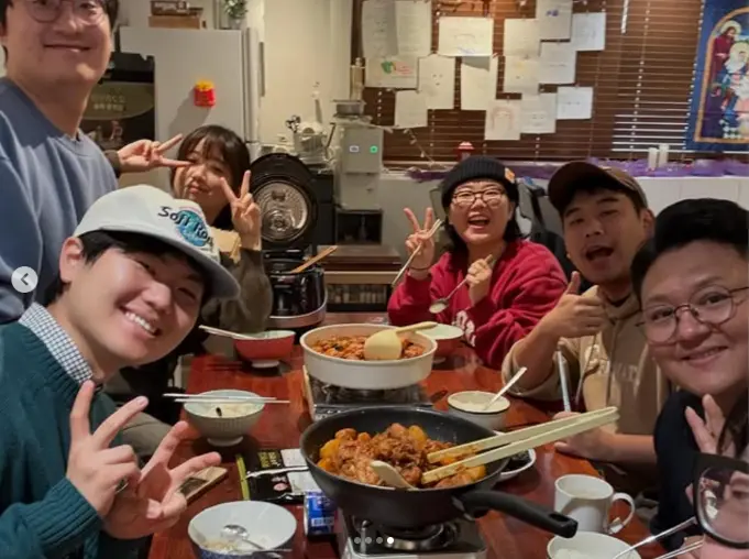 각자 재료를 가져와 함께 차린 밥상