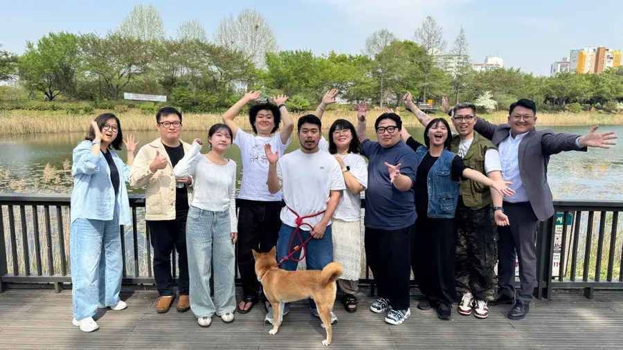 강가로 나가 함께 선 사람들